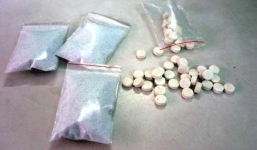 Người đàn ông xăm trổ giấu 12 gói ma túy trong quần lót